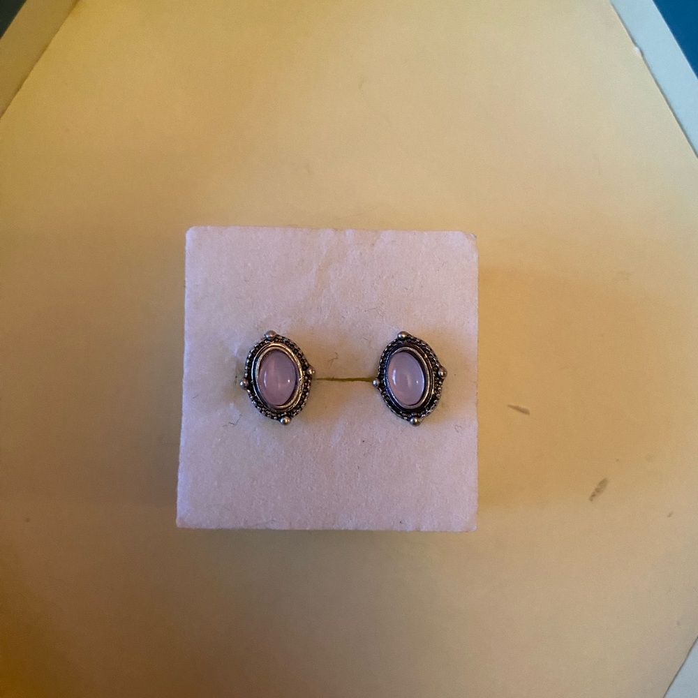 Pink stone stud earrings - Picture 2 of 3